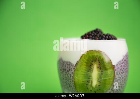 Schwarz chia Pudding mit Blackberry und Kiwi Stockfoto