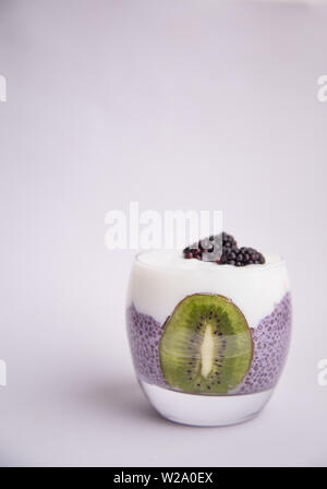 Schwarz chia Pudding mit Blackberry und Kiwi Stockfoto