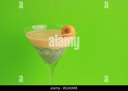 Glas mit Chia und Mispeln Pudding Stockfoto