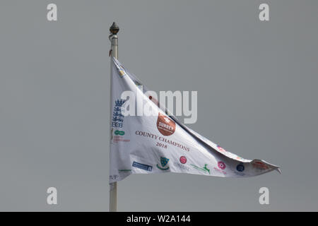 London, Großbritannien. 7. Juli, 2019. Die Grafschaft Champions 2018 Fahne über die Ovale in Surrey Fliegen nehmen an der Kent an Tag eins der Specsavers County Championship Game am Oval. David Rowe/Alamy leben Nachrichten Stockfoto