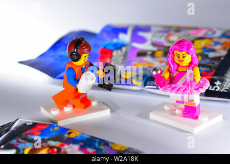 Lego Film 2 Figuren Emmet Brickowski & Rosa Pop Star Stockfoto