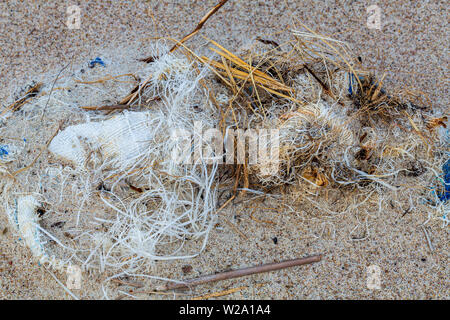 Umweltverschmutzung - eine Kugel aus Kunststoff am Strand Stockfoto