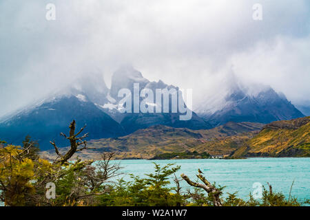 Der Blick auf die Cuernos Del Paine, bedeckt mit Nebel und See Pehoe im Torres del Paine Nationalpark, Chile Stockfoto