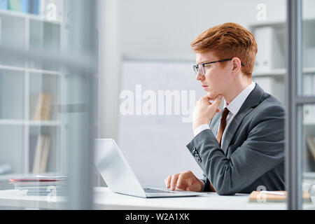 Junge schwere Analyst bei der geistigen Arbeit konzentrieren. Stockfoto