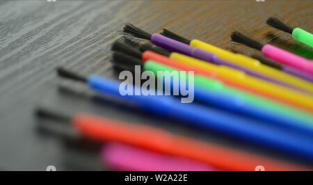 Malbuch ein Regenbogen farbige Sortiment von Pinseln Stockfoto