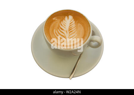 Close up front Ansicht von oben in eine Tasse Cappuccino mit künstlerischen Blatt Design. Auf weissem Hintergrund. Blume Milch Design. Stockfoto