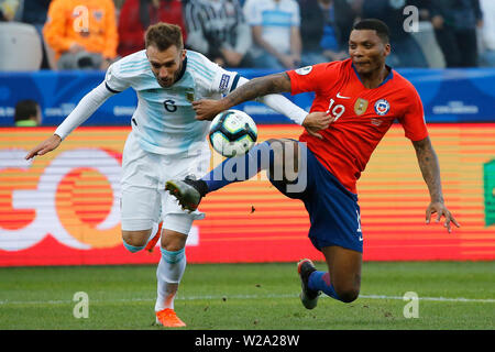 Sao Paulo, Brasilien. 07 Juli, 2019. 6. Juli 2019, Arena Korinther Stadion, Sao Paulo, Brasilien; Copa America international Fußball, 3.-4. Endspiel Finale, Argentinien gegen Chile; Germ á n Pezzella von Argentinien und Junior FarnáNdes von Chile Credit: Aktion Plus Sport Bilder/Alamy leben Nachrichten Stockfoto