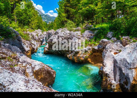 Beliebte Rafting und Kajakfahren Platz in Europa. Auch Erholung bekannt und Kajakfahren. Unglaublich türkisfarbene Fluss Soca und Gorge, Bovec, Slo Stockfoto