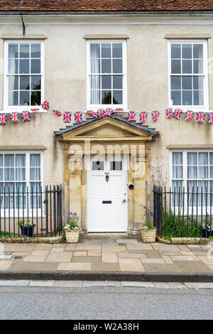 Der britische Union Jack Flagge Bunting hing über einer Tür Stockfoto