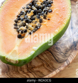 Papaya Halbieren bis zu enthüllen schwarze Samen schließen Stockfoto