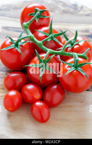 Vive und Kirschtomaten auf Holz- Oberfläche Stockfoto