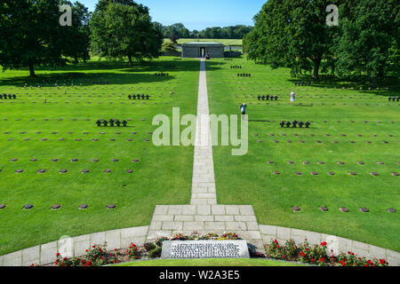 Luftaufnahme des Zweiten Weltkriegs deutschen Soldatenfriedhof, D-Day Memorial, La Cambe, Normandie, Frankreich. Stockfoto