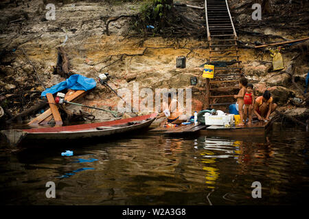 Menschen Waschen im Fluss, Nova Canaã Gemeinschaft, Cuieiras Fluss, Amazônia, Manaus, Amazonas, Brasilien Stockfoto