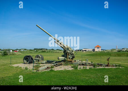 Weltkrieg zwei US-flak Cannon oder Feld Gewehr außerhalb des D-Day Utah Beach Museum, Saint-marie-du-Mont, Normandie, Frankreich. Stockfoto