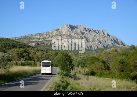 Süd-west-Ansicht des Mont Sainte-Victoire oder Montagne Sante-Victoire & Ländliche Bus Service von beaurecueil in der Nähe von Aix-en-Provence Provence Frankreich Stockfoto