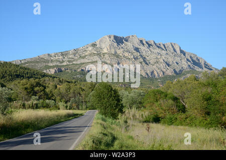 Süd-west-Ansicht des Mont Sainte-Victoire oder Montagne Sante-Victoire&Country Road von beaurecueil in der Nähe von Aix-en-Provence Provence Frankreich Stockfoto