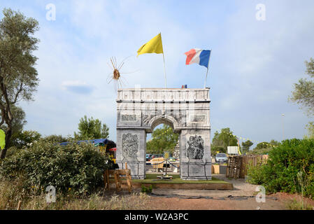 Holz- Modell des Arc de Triomphe gebaut von Holzpaletten während des Gilets Jaunes Demonstrationen, oder Gelb Bewegung, 2018-19 in Frankreich Stockfoto