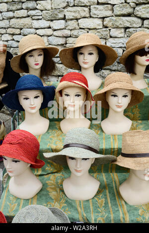 Stroh Hüte oder Raphia Hüte Hut Anzeige auf Dummy Staats- oder Mannequins am Marktstand Bonnieux Luberon Provence Stockfoto