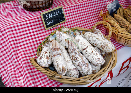 Korb der Sanglier oder Wildschwein Saucisson, oder Saucisson sec, einem Französischen getrocknete Wurst, auf Marktstand am Markttag in Apt Luberon Provence Stockfoto