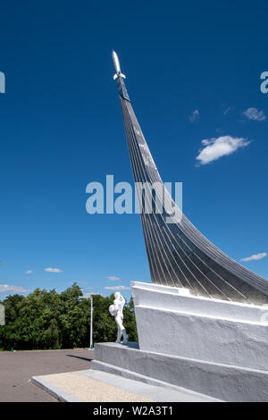 SMELOVKA, Saratow, Russland - Juli 2019: Ort der Landung des ersten Kosmonauten Juri Gagarin. Stella und Denkmal. Stockfoto