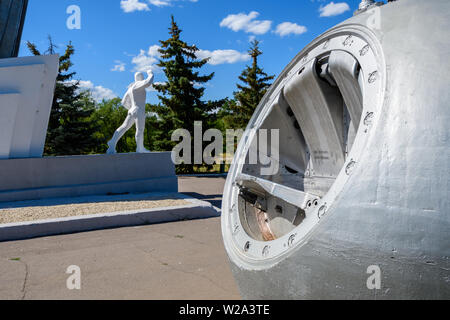SMELOVKA, Saratow, Russland - Juli 2019: Ort der Landung des ersten Kosmonauten Juri Gagarin. Stella und Denkmal. Lander Raumfahrzeuge. Stockfoto