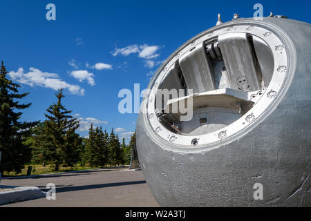 SMELOVKA, Saratow, Russland - Juli 2019: Ort der Landung des ersten Kosmonauten Juri Gagarin. Stella und Denkmal. Lander Raumfahrzeuge. Stockfoto