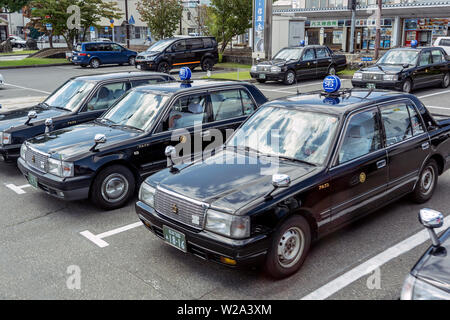 Zeile schwarz Retro japanischen Taxi Autos. Taxi Park in Tokio. Die Taxifahrer Warten auf Fahrgäste. Stockfoto