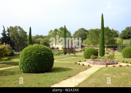 Formale Gärten Château La Canorgue Domaine oder Wine Estate Bonnieux Luberon Provence. Einstellung der Film 2006 ein gutes Jahr basierend auf dem Roman von Peter Mayle Stockfoto