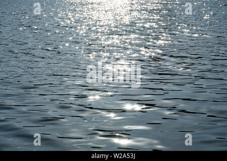 Die Reflexion des Lichts auf dem ruhigen Wasser Stockfoto