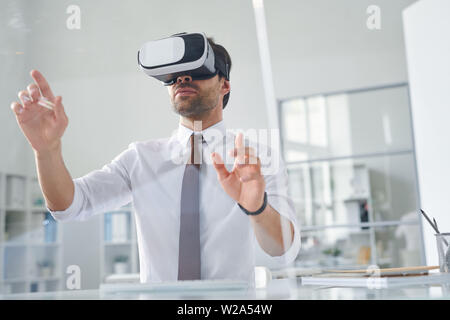 Zeitgenössische junge Unternehmer die virtuelle Präsentation Stockfoto