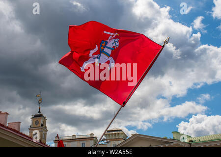 Historische litauischer Flagge, Wappen Litauens, bestehend aus einem geharnischten Ritter zu Pferd mit Schwert und Schild Stockfoto