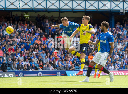 Der Oxford Josh Ruffels Herausforderungen Förster Lewis Mayo, die Köpfe für Ziel die gespeichert war, aber er die Rechnung über die Torlinie für das dritte Ziel Förster gezwungen, während der Vorsaison freundlich an Ibrox Stadium, Glasgow. Stockfoto