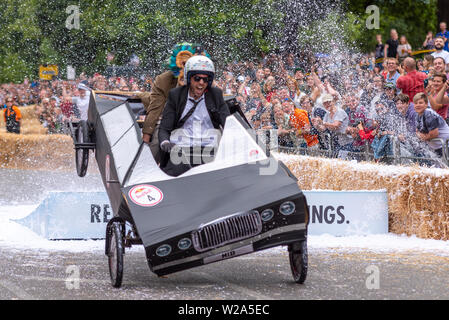 Red Bull Seifenkistenrennen an der "Ally Pally" in London, die sich in der Alexandra Park unter Alexandra Palace. Rund 60 Teams eingegeben, können Sie über die Konturen der Schwerkraft zu erlauben, die Vereinten Nationen zu senden mit handgefertigten soapbox Karren hinunter den Kurs mit Rampen von verschiedenen Designs, die manchmal die Karren Schäden, da sie Land Stockfoto