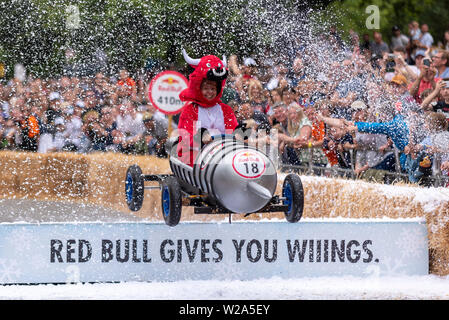 Das Red Bull Soapbox-Rennen in „Ally Pally“ in London findet auf dem Gelände des Alexandra Park unterhalb des Alexandra Palace statt. Rund 60 Teams kamen an, wobei die Konturen die Schwerkraft dazu verwendeten, die handgefertigten Seifenkarren mit einem Antrieb über den Kurs zu schicken, der Rampen verschiedener Designs umfasst, die die Karren beim Landeantritt manchmal beschädigen. Dart Stockfoto