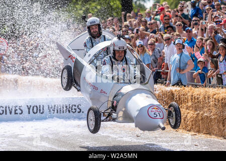 Red Bull Seifenkistenrennen an der "Ally Pally" in London, die sich in der Alexandra Park unter Alexandra Palace. Rund 60 Teams eingegeben, können Sie über die Konturen der Schwerkraft zu erlauben, die Vereinten Nationen zu senden mit handgefertigten soapbox Karren hinunter den Kurs mit Rampen von verschiedenen Designs, die manchmal die Karren Schäden, da sie Land Stockfoto