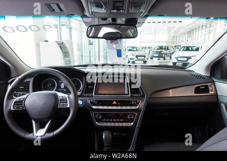 Das Auto in den Fahrersitz. Das Innere eines renommierten modernes Auto. Neues Auto im Inneren. Stockfoto