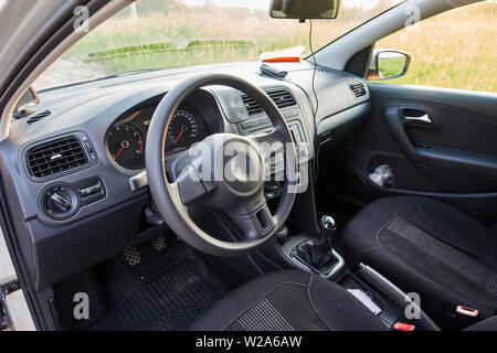 Das Auto in den Fahrersitz. Das Innere eines renommierten modernes Auto. Stockfoto