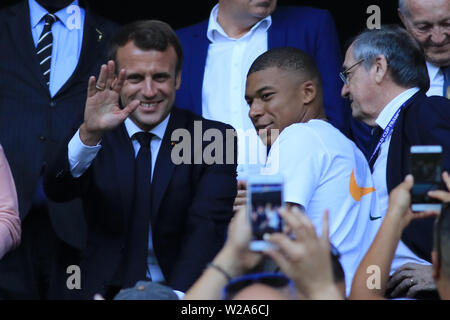 Groupama Stadion, Lyon, Frankreich. 7. Juli 2019. FIFA Frauen WM-Finale, USA versus Niederlande; Emmanuel Längestrich, der französische Präsident mit französischen Spieler und World Cup Sieger Kylian Mbappe besucht das Spiel Quelle: Aktion plus Sport/Alamy leben Nachrichten Stockfoto