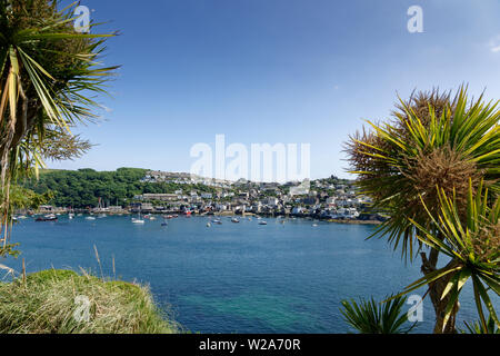 Die kleine Gemeinschaft der Polruan sitzt auf der östlichen Seite des wunderschönen Fluss Fowey, Cornwall, South West England Stockfoto