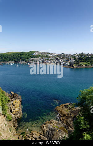 Die kleine Gemeinschaft der Polruan sitzt auf der östlichen Seite des wunderschönen Fluss Fowey, Cornwall, South West England Stockfoto