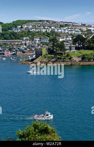 Die kleine Gemeinschaft der Polruan sitzt auf der östlichen Seite des wunderschönen Fluss Fowey, Cornwall, South West England Stockfoto