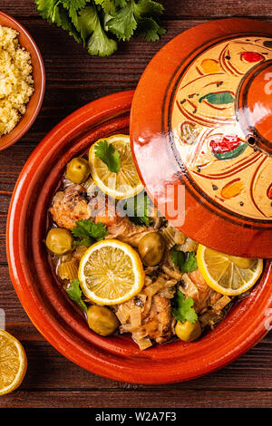 Traditionelle marokkanische Tajine vom Huhn mit gesalzenen Zitronen, Oliven. Ansicht von oben. Stockfoto