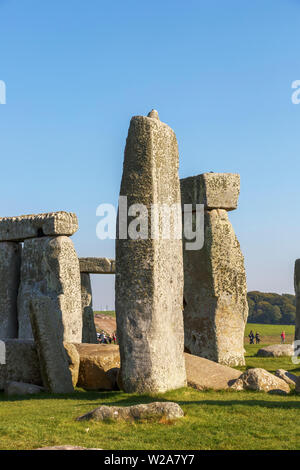 Anzeigen von ikonischen Stonehenge mit riesigen so stehende Steine, der bronzezeit Stone Temple touristische Attraktion, Salisbury, Wiltshire, England SW Stockfoto