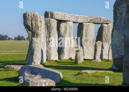 Anzeigen von ikonischen Stonehenge mit riesigen so stehende Steine, der bronzezeit Stone Temple touristische Attraktion, Salisbury, Wiltshire, England SW Stockfoto