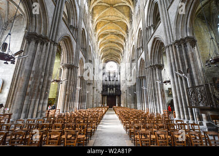 Das kirchenschiff auf das Innere der Kathedrale von Rouen, Frankreich mit der Rose Fenster hinter in Rouen, Frankreich Stockfoto