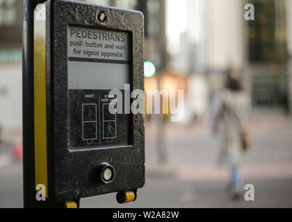 London kreuz Leuchten mit Kreuzung Licht 'Warten' Zeichen Stockfoto