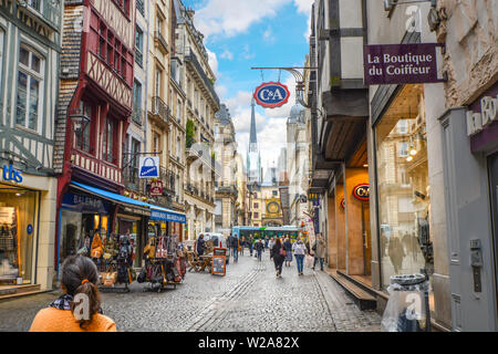 Touristen und Einheimische Spaziergang der Rue du Gros Horloge mit der berühmten astronomischen Uhr im Hintergrund in Rouen, Frankreich Stockfoto