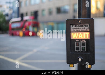 London kreuz Leuchten mit Kreuzung Licht 'Warten' Zeichen Stockfoto