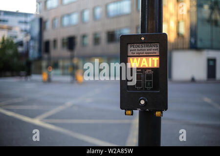 London kreuz Leuchten mit Kreuzung Licht 'Warten' Zeichen Stockfoto