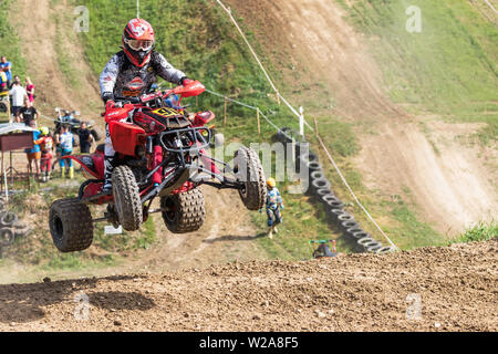 BREZOVA NAD SVITAVOU, TSCHECHISCHE REPUBLIK - 15. JUNI 2019: Closeup dynamische Schuß von Quad Fahrer in internationalen Meisterschaft der Tschechischen Republik springen in Qu Stockfoto